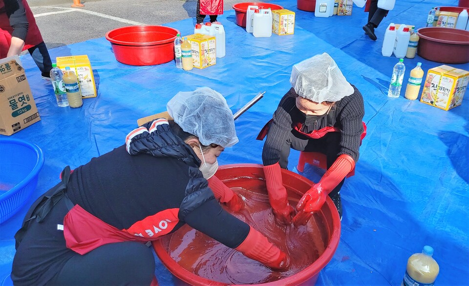 농가주부모임서산시연합회 회원들이 고추장을 담그고 있다. 최종암 기자.