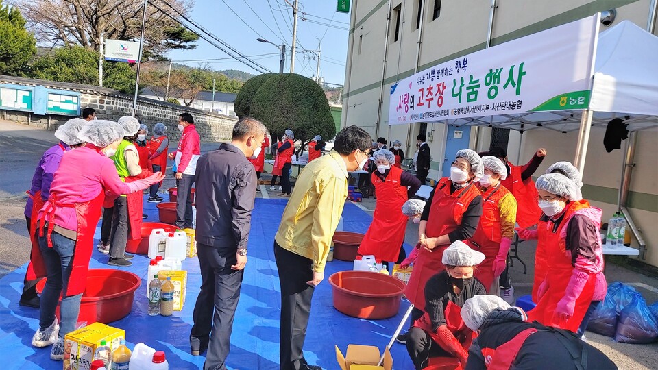 맹정호 서산시장(가운데)이 고추장 담그기 행사에 참여해 인사하고 있다. 최종암 기자.