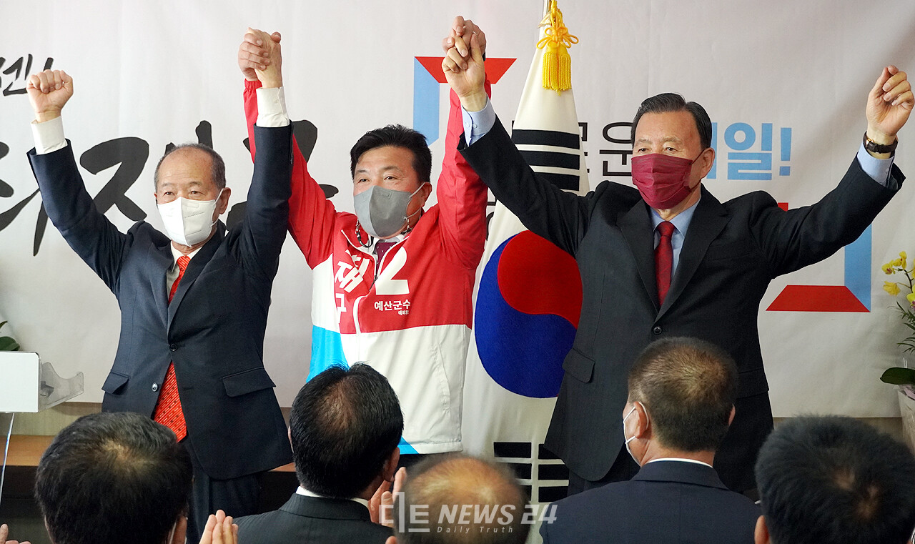 왼쪽부터 이승구 예산군의장과 최재구 예비후보, 홍문표 국회의원이 필승을 다짐하고 있다. 안성원 기자.