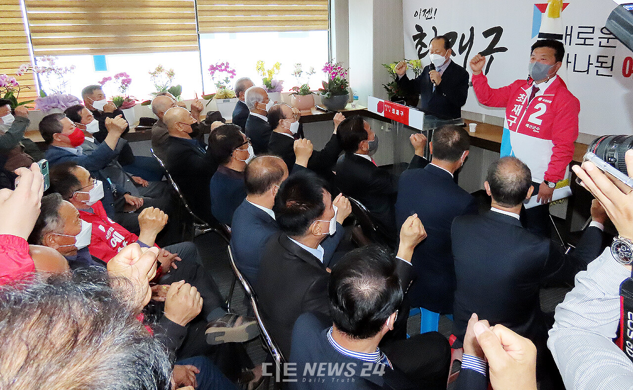 이날 행사에는 200여 명의 인파가 몰리며 성황을 이뤘다. 승리구호를 연호하는 참석자들. 안성원 기자. 