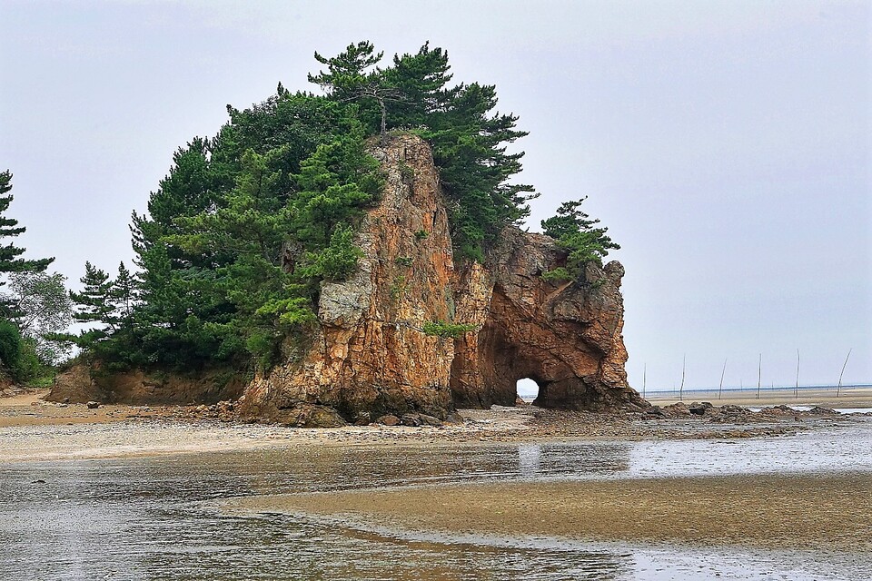 솔향기길 구멍바위. 태안군 제공.