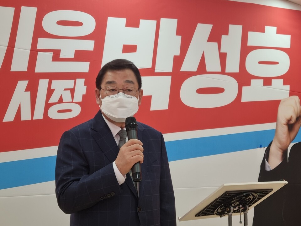 국민의힘 소속 박성효 대전시장 예비후보가 19일 오전 자신의 선거사무실에서 불출마 결정에 대한 소회를 밝히고 있다. 김재중 기자.