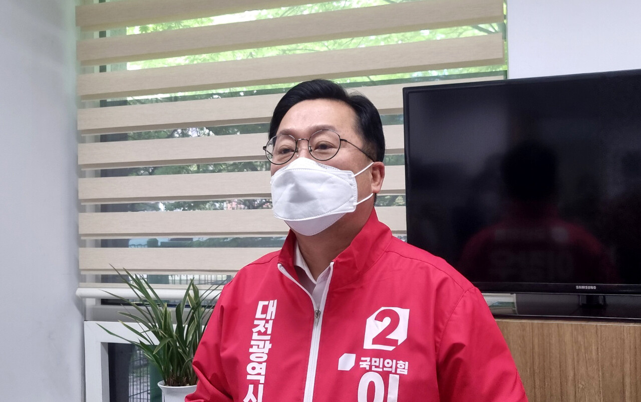 이장우 국민의힘 대전시장 후보가 21일 중앙당 공천관리위원회 경선 결과 발표 직후 대전시의회를 찾아 본선 경쟁 각오를 밝히고 있다. 