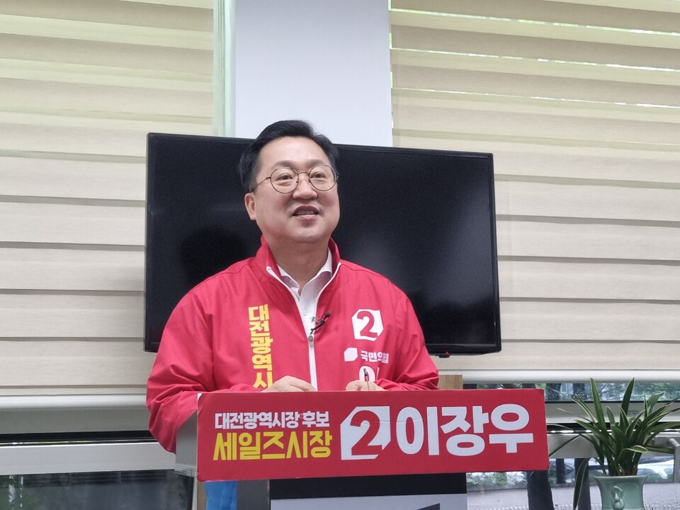 이장우 국민의힘 대전시장 예비후보가 26일 오후 대전시의회에서 기자회견을 열고 윤석열 대통령 당선인과 면담 내용을 설명하고 있다. 김재중 기자.