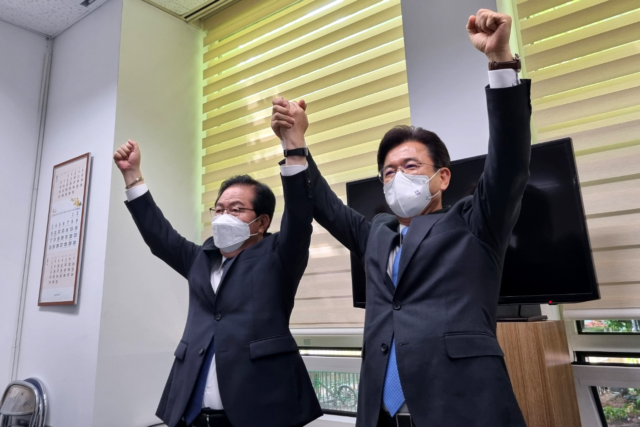 (왼쪽부터) 민주당 대전시장 후보 경선을 마친 장종태 전 서구청장, 허태정 대전시장. 한지혜 기자.