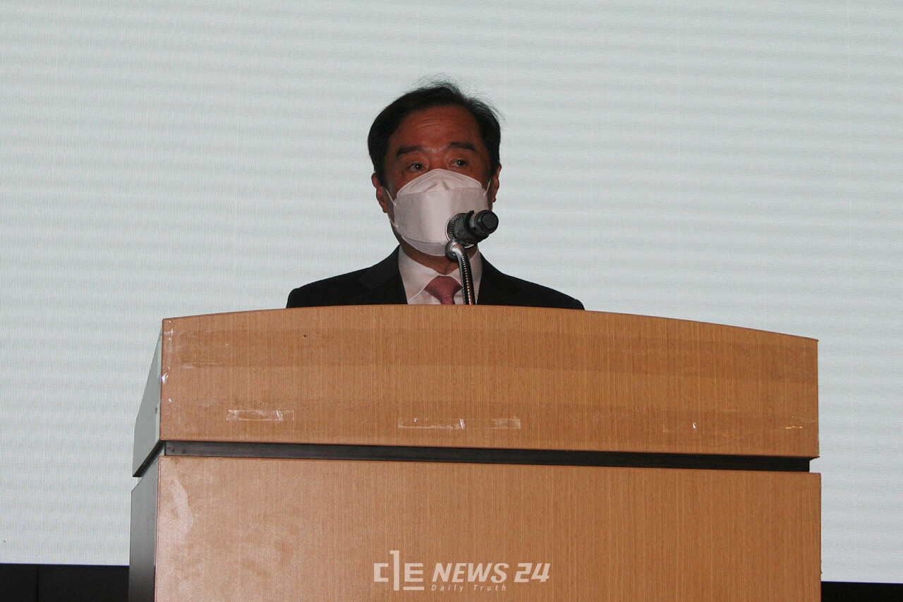 김병준 위원장은 인사말에서 “그동안 지역균형발전이 대체로 중앙정부 주도로 이루어졌다면 새 정부는 기본적으로 지방 정부나 지역이 주도하는 균형발전을 시도했으면 한다”고 밝혔다. 류재민 기자.