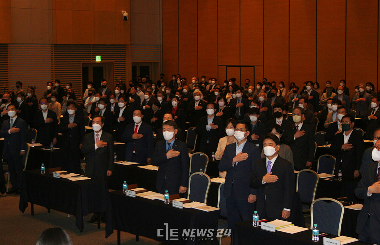 이날 행사에는 이택구 대전시 행정부시장과 유득원 기획조정실장, 류임철 세종시 행정부시장과 김성기 세종시 기획조정실장, 육동일·류제화 등 특위 위원과 일반 시민 등 300여명이 참석했다. 류재민 기자.