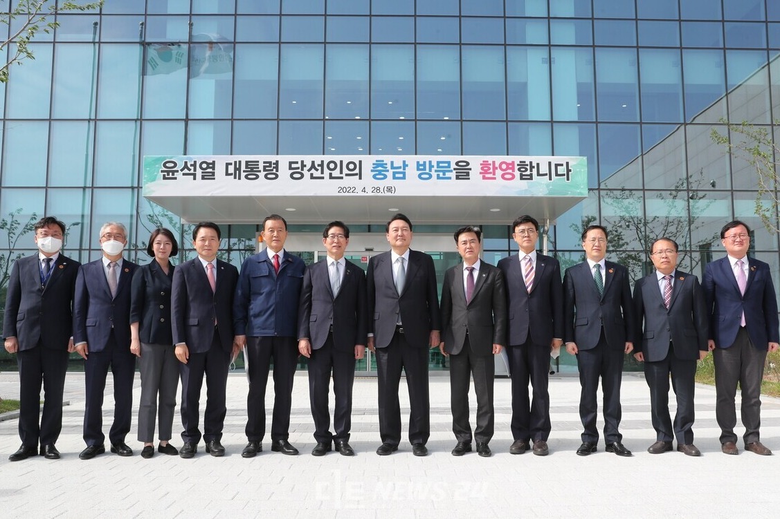 윤석열 대통령 당선인은 28일 충남 방문일정에서 국가균형발전을 강조하며 수도권 공공기관 이전 등 지역 현안사업 지원을 약속했다. 충남도 제공.