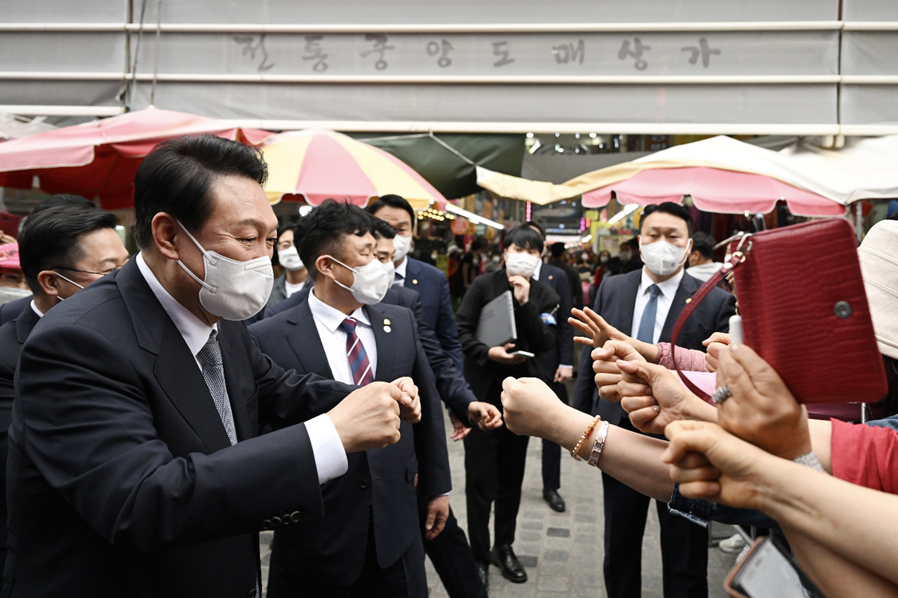 윤석열 대통령 당선인이 충청권을 방문한 이후 여야의 셈법이 복잡해졌다. 사진: 윤석열 대통령 당선인이 지난 28일 대전 중앙시장을 찾아 지역민들과 인사를 나누고 있는 모습. 당선인 대변인실 제공.