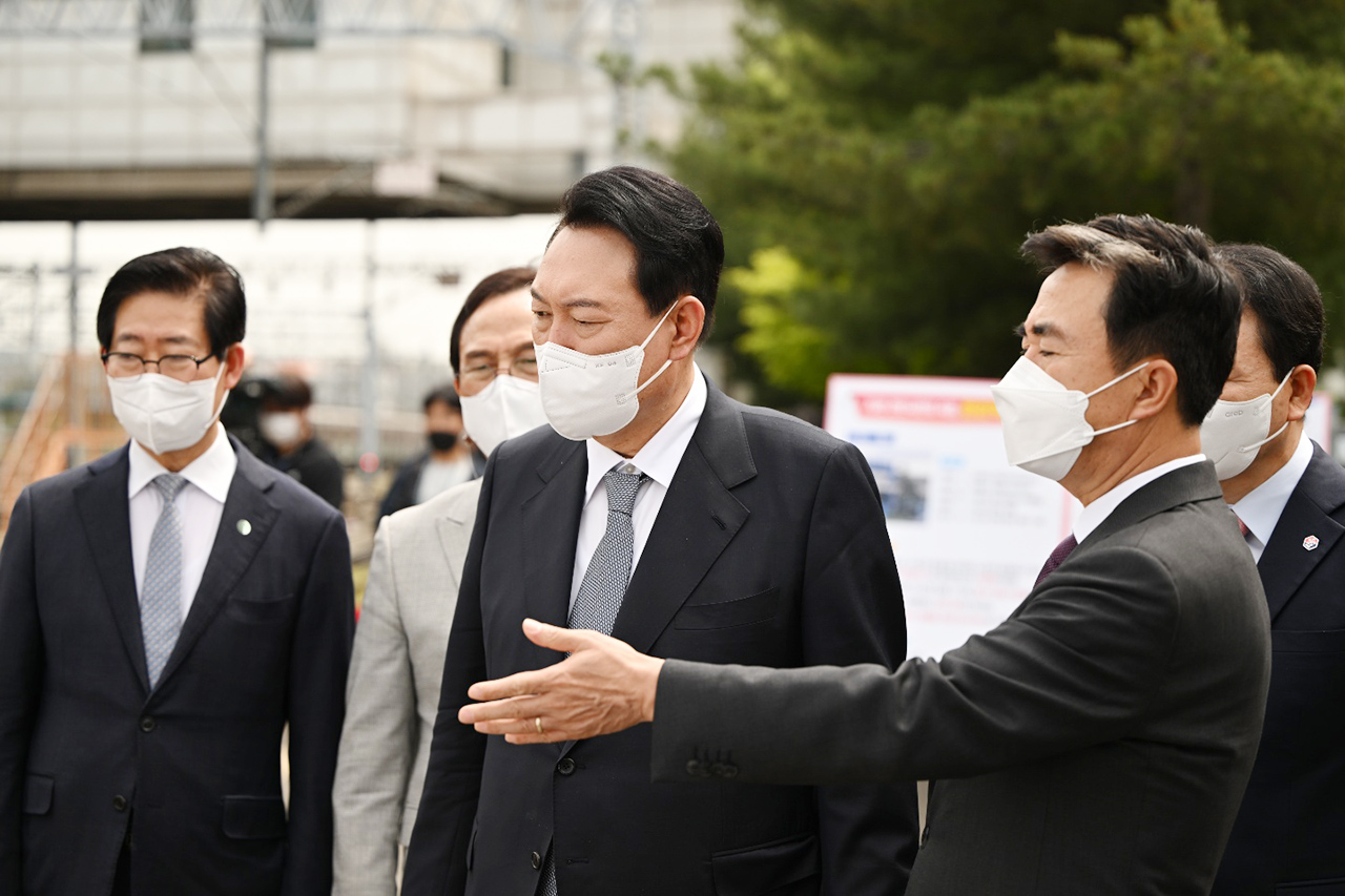 윤석열 당선인이 지난 28일 충남 천안지역 공약인 수도권 광역급행열차(GTX-C)노선 현장에서 김태흠 국민의힘 충남지사 후보로부터 설명을 듣고 있다. 당선인 대변인실 제공