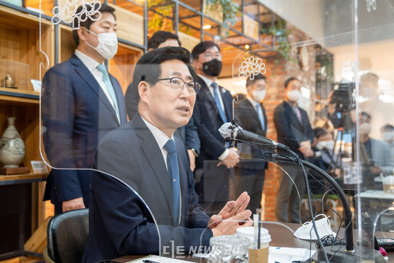 양승조 충남지사가 2일 제8회 전국동시지방선거 충남지사 예비후보로 등록을 앞두고 도청 프레스센터에서 기자간담회를 갖고 있다. 황재돈 기자. 