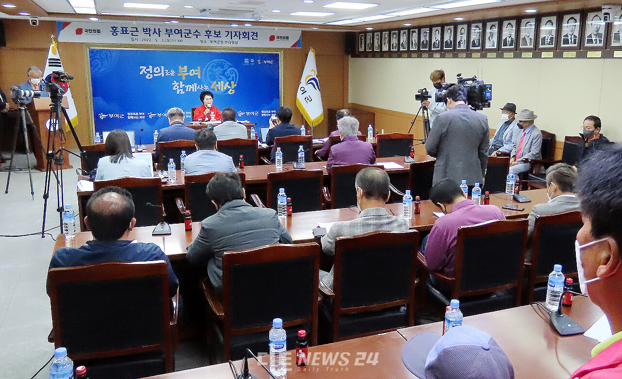 홍 후보는 이날 경선후유증이나 건설업을 하는 가족에 대한 우려의 시선에 대해 "걱정 하지 말라"며 일축했다. 기자회견장 전경. 안성원 기자. 