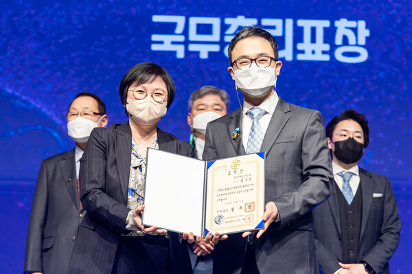 건양대학교 김종엽 교수(우측)가 정보통신기술 향상을 통한 국가 산업 발전 이바지 공로로 국무총리 표창을 받았다.
