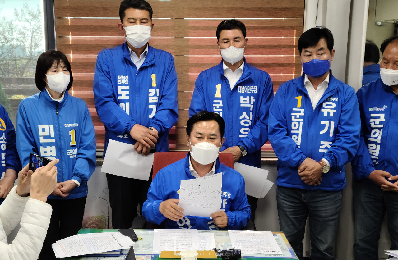 박정현 더불어민주당 부여군수 예비후보가 3일 군청 기자실에서 긴급 회견을 열고 상대 후보인 홍표근 국민의힘 예비후보를 향해 “허위사실 유포에 대해 사과를 요청한다”고 촉구했다. 안성원 기자.