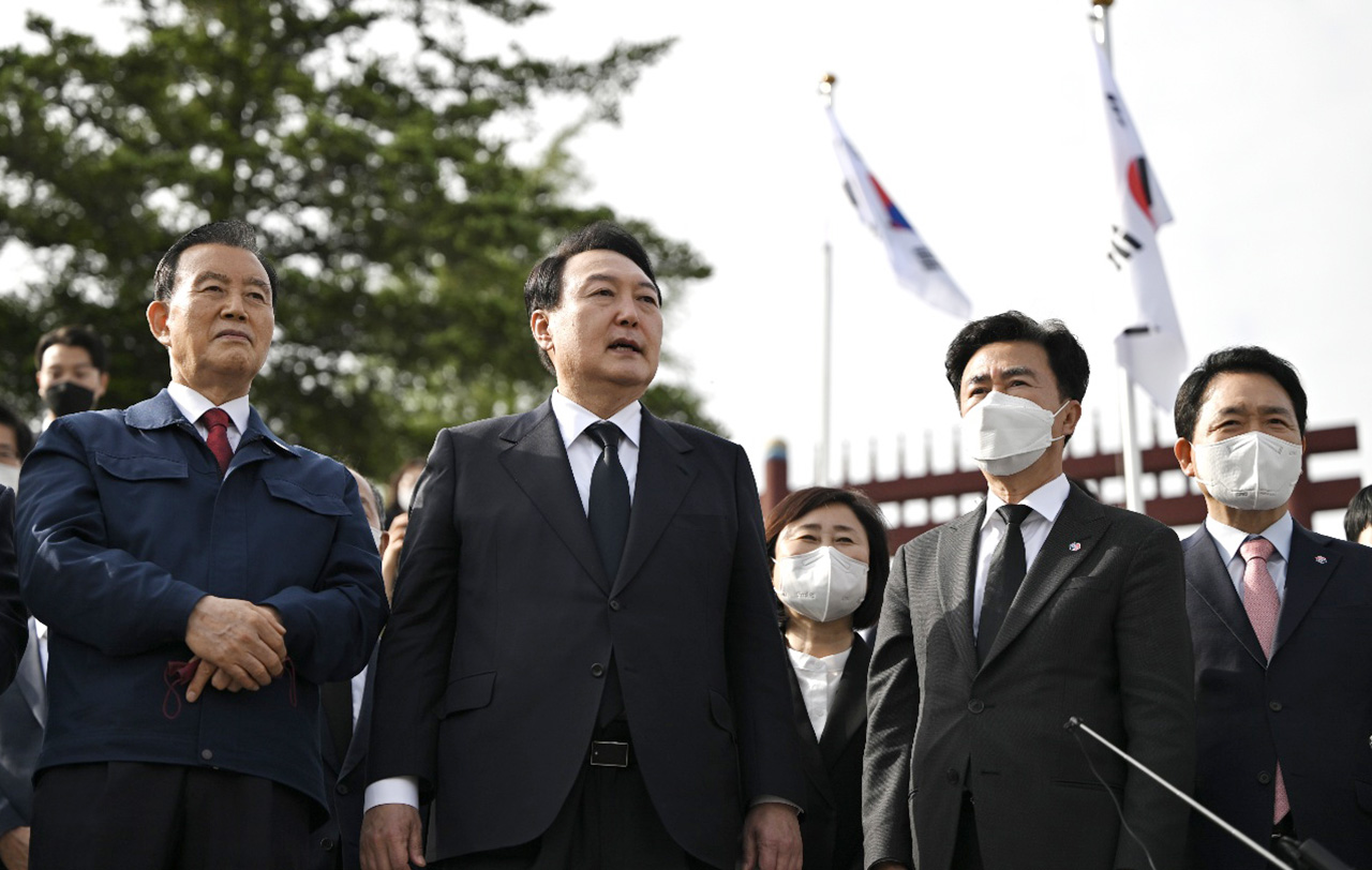 윤석열 대통령 당선인이 대선 후보 시절 공약했던 ‘사드 추가 배치’가 국정과제에서 빠지면서 그 배경에 궁금증을 낳고 있다. 사진: 윤 당선인이 지난달 28일 충남 예산의 윤봉길 의사 기념관을 참배한 뒤 지역 국회의원들과 주변을 둘러보고 있는 모습. 당선인 대변인실 제공.