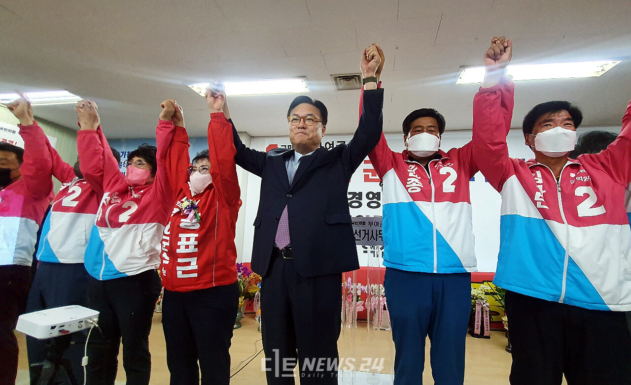 홍표근 후보와 정진석 국회의원(가운데)이 지방선거 출마 후보들과 필승을 다짐하고 있다. 김다소미 기자.