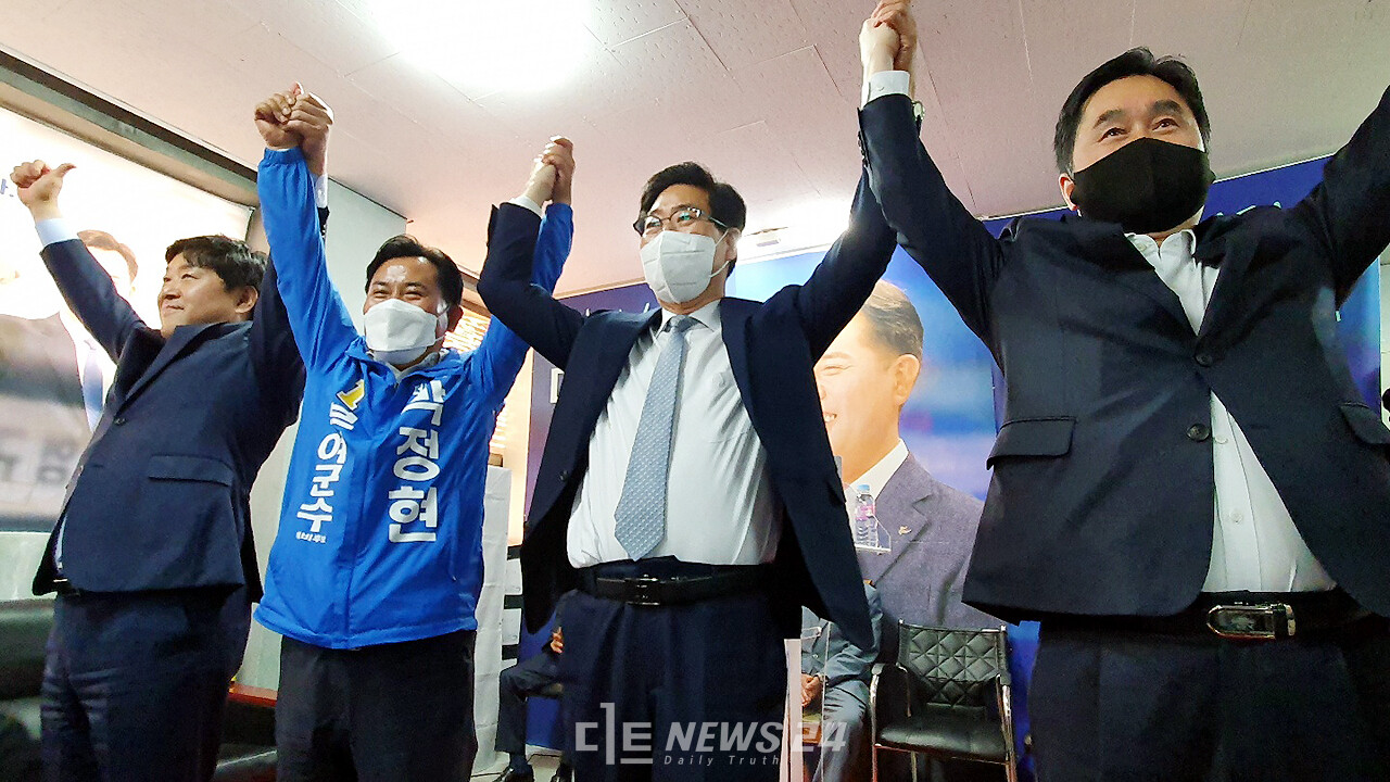 왼쪽부터 황명선 전 논산시장과 박정현 후보, 양승조 후보, 김종민 국회의원이 필승을 다짐하고 있다. 김다소미 기자.