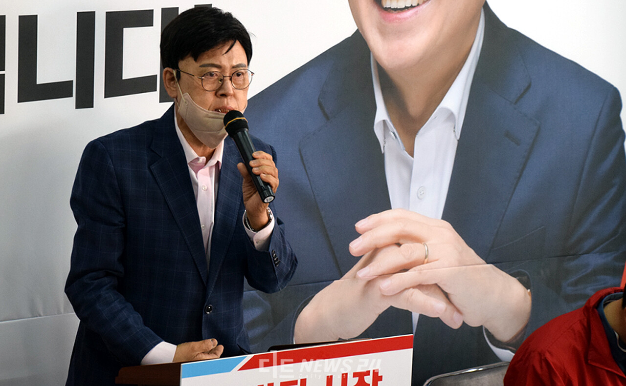 축사를 하고 있는 이명수 국회의원. 그는 "박 후보가 새로운 아산을 만들 수 있도록 힘을 실어달라"고 호소했다.