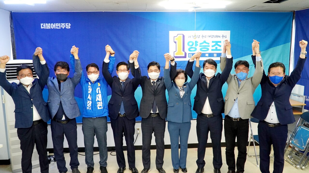 민주당 천안지역 국회의원과 양승조 충남지사 후보가 이재관 천안시장 후보와 경선 참가자들과 필승을 다짐하고 있는 모습. 이정문 의원 페이스북.