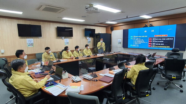 원자력연구원이 재난종합상황실에서 비상훈련에 참여하고 있다.