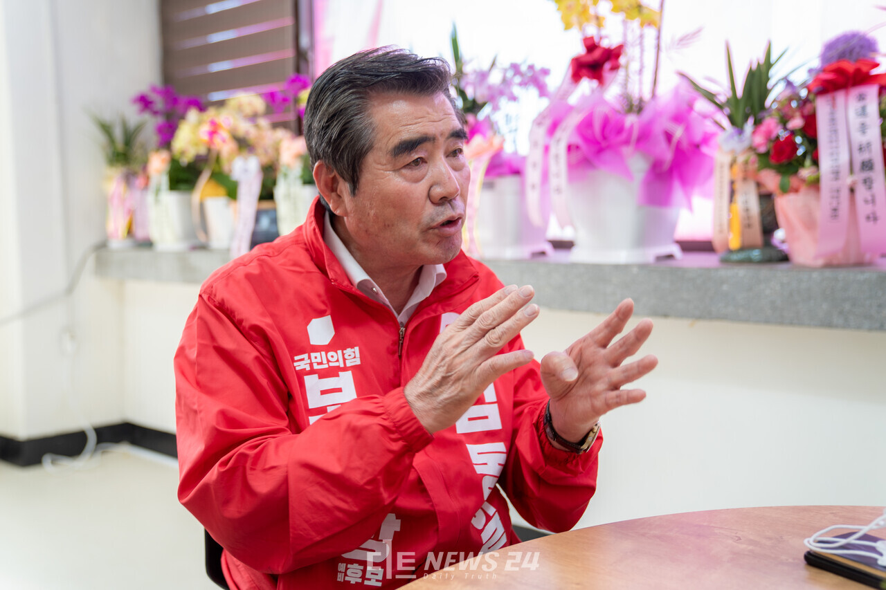 김동일 국민의힘 보령시장 예비후보가 10일 디트뉴스와 인터뷰를 갖고 있다. 황재돈 기자. 