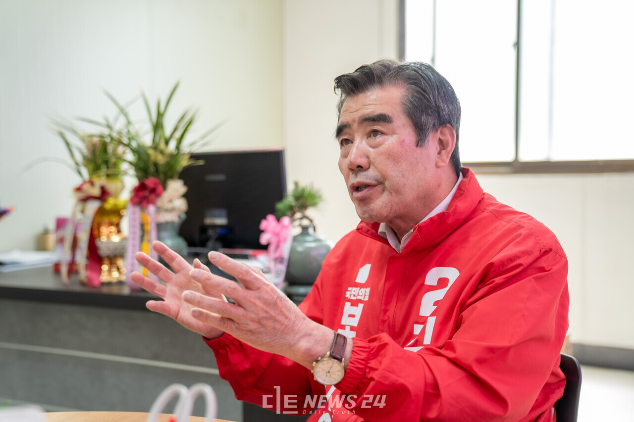 김동일 국민의힘 보령시장 예비후보가 10일 디트뉴스와 인터뷰에서 대전-보령고속도로 건설을 통해 보령을 해양관광 도시로 만들겠다는 비전을 제시했다. 황재돈 기자. 