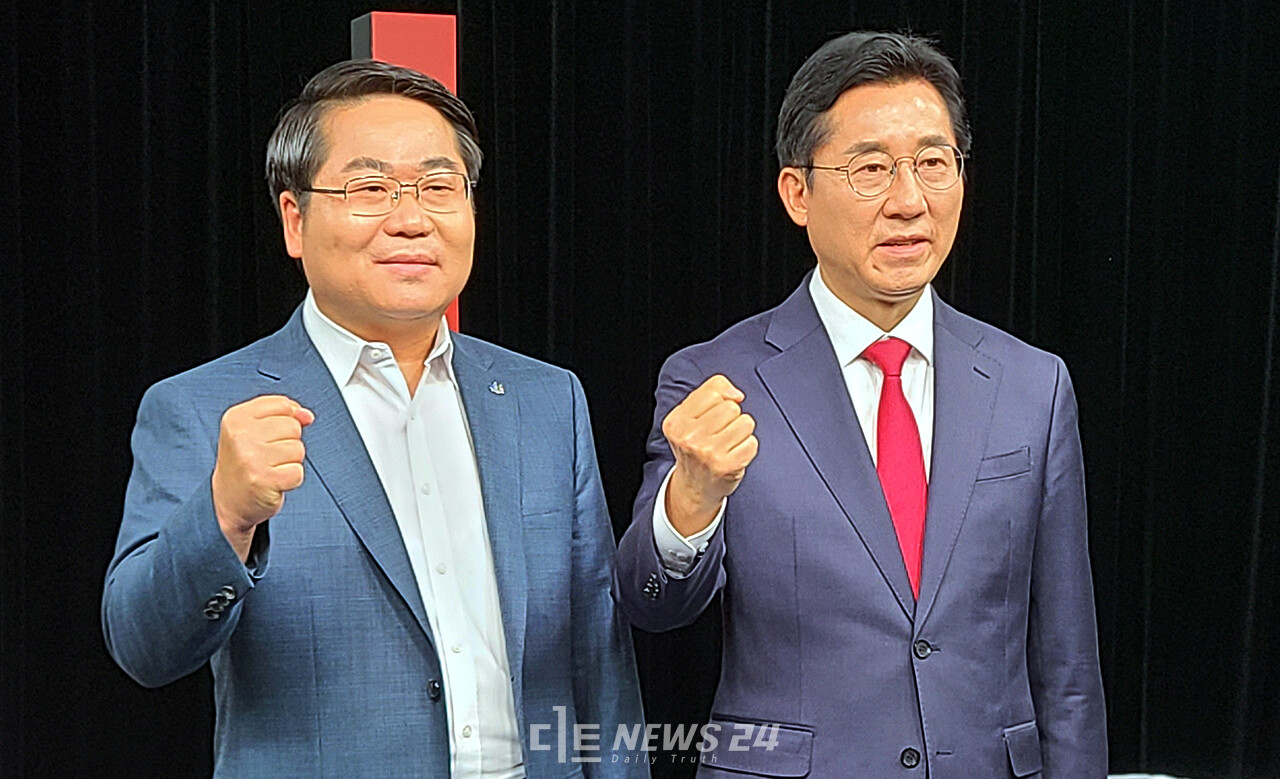 오세현 더불어민주당 아산시장 후보(왼쪽)와 박경귀 국민의힘 아산시장 후보가 12일 아산시기자회와 SK브로드밴드 중부방송이 공동 주관한 ‘아산시장 후보자 초청 토론회’에서 첫 정책대결을 벌였다. 안성원 기자. 