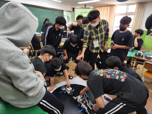 천안시청소년수련관이 관내 중학교 청소년을 대상으로 자유학년제 진로체험 블록로봇 프로그램을 운영하고 있다.