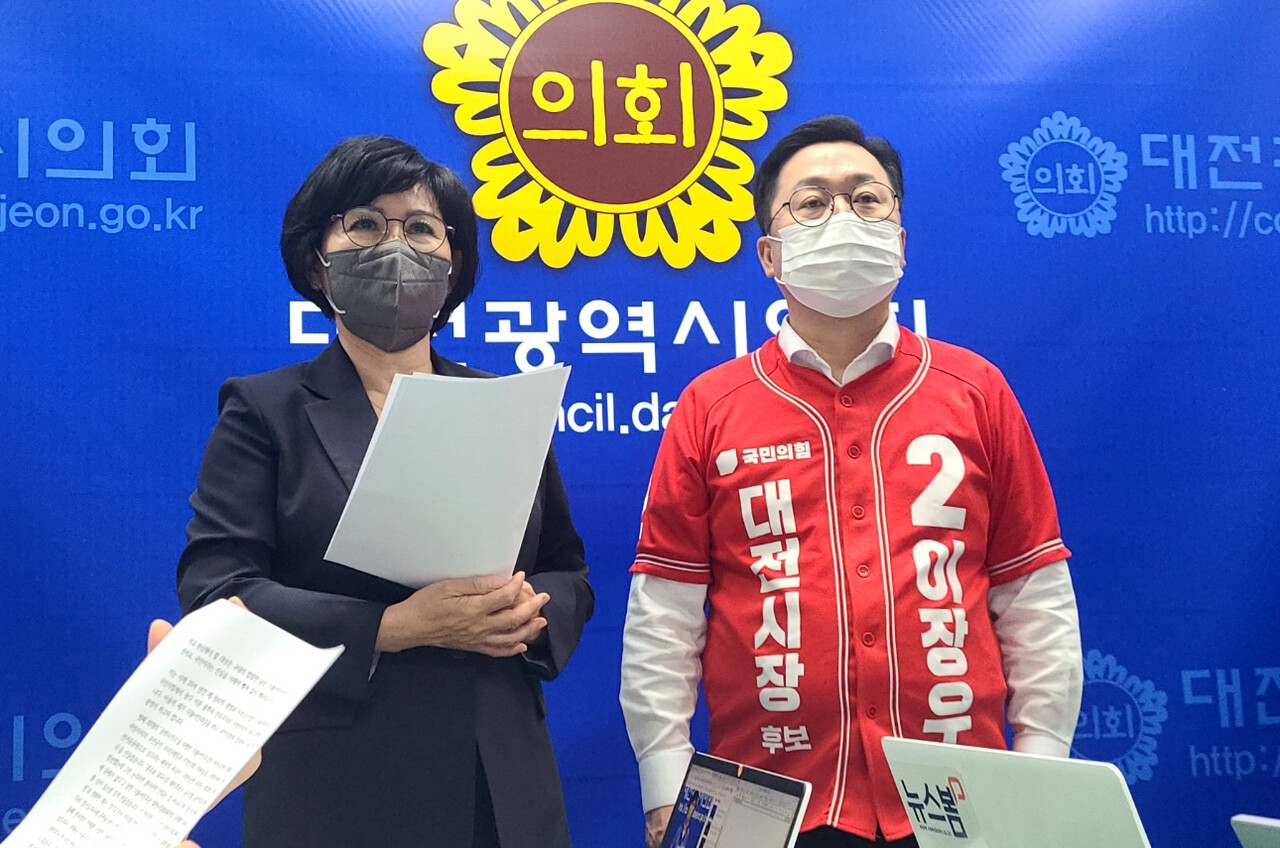 김인식 대전시의원(왼쪽)과 이장우 국민의힘 대전시장 후보(오른쪽). 한지혜 기자.
