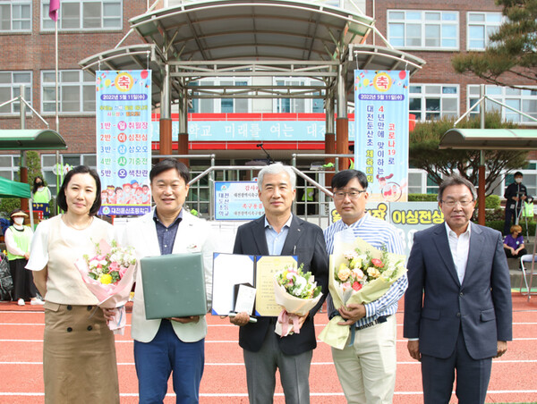 대전둔산초 박종용 교장(왼쪽 두번째)이 김명진 대전축구협회장(가운데)에게 감사패를 전달하고 있다.