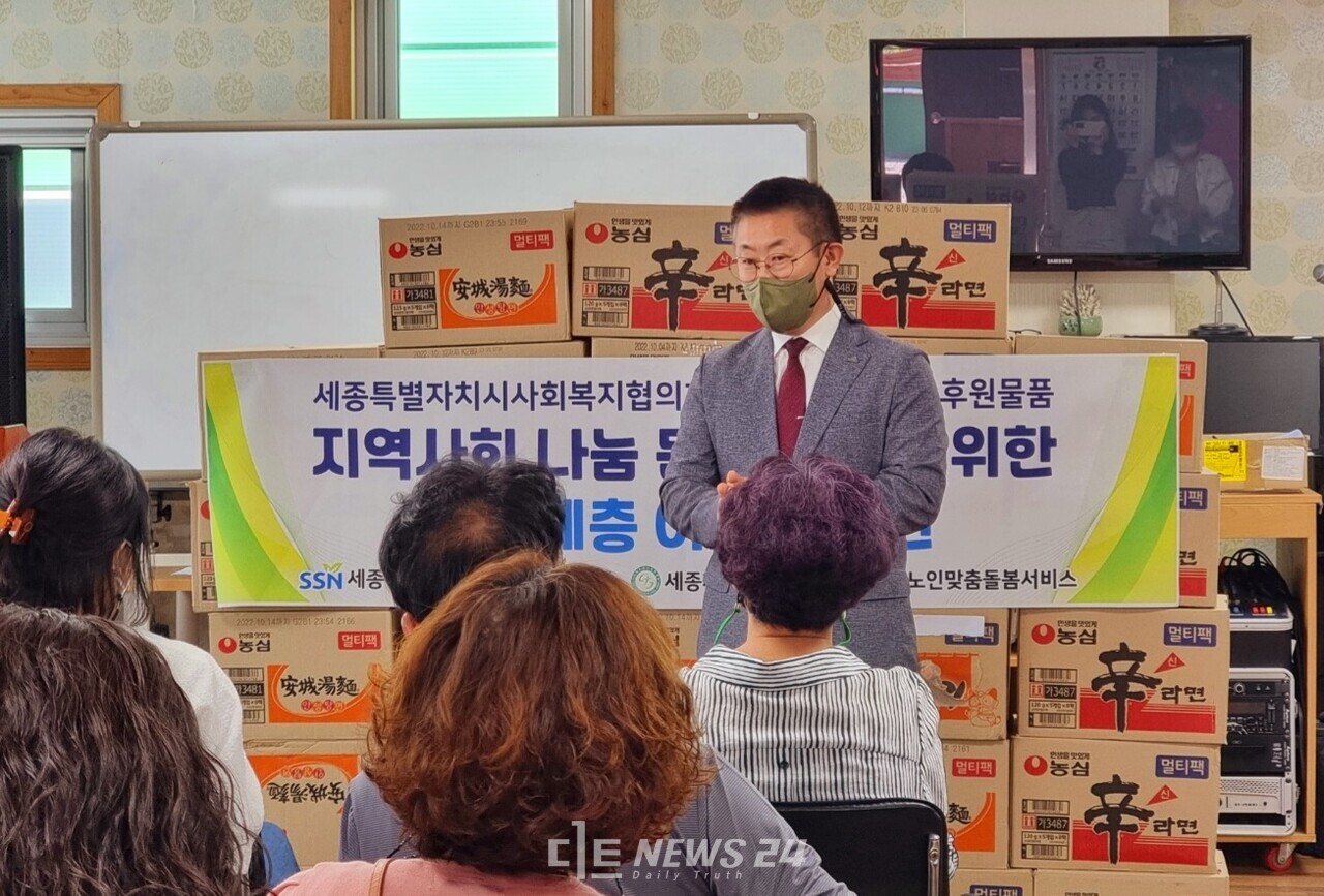 김부유 회장이 지역사회 봉사자들과 이야기나누고 있다. 