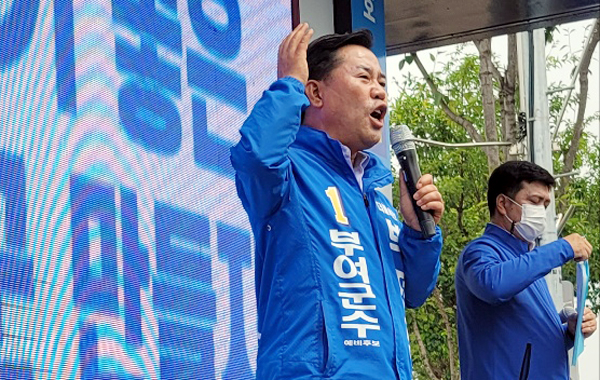 박정현 더불어민주당 부여군수 후보가 공식선거 첫날인 19일 선대위 출정식을 갖고 본격 유세전을 시작했다. 