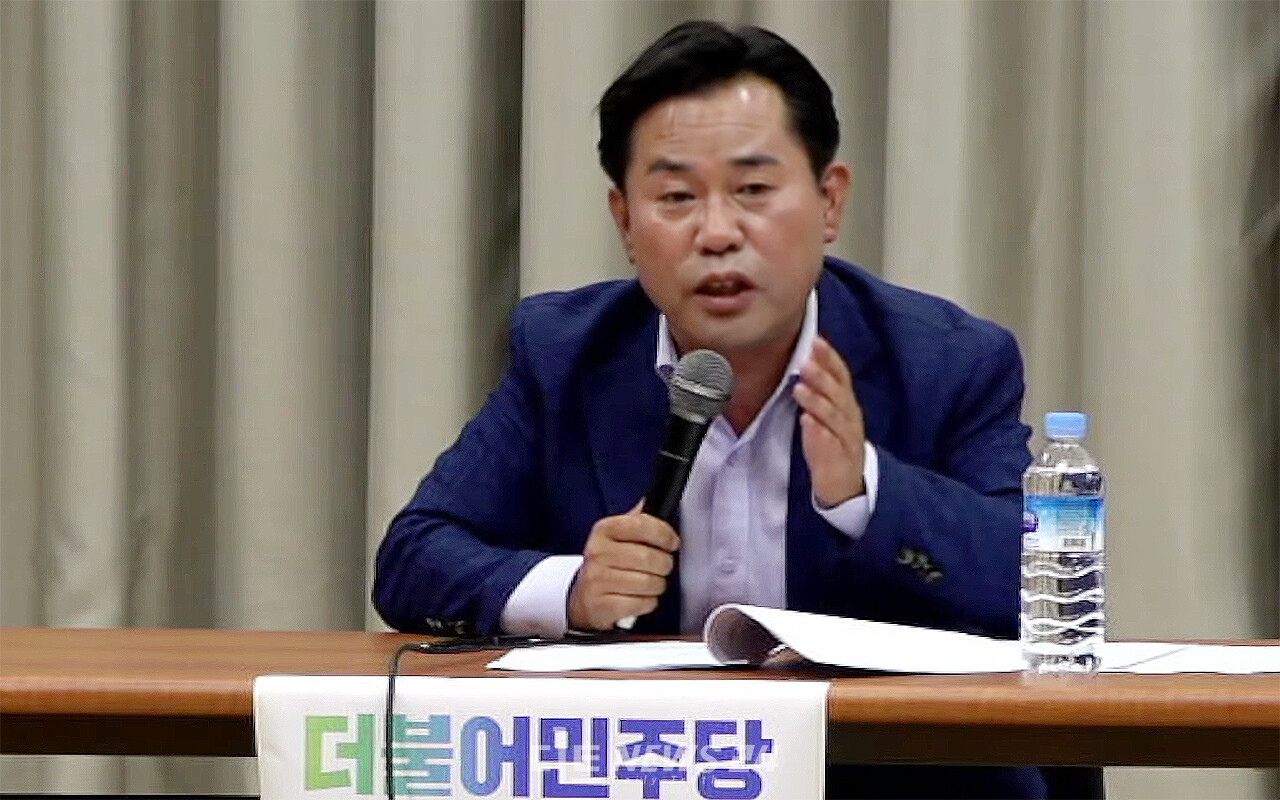 박정현 더불어민주당 부여군수 후보가 19일 부여문화원 소강당에서 열린 ‘부여군수 후보 환경정책 토론회’에 참석해 환경정책의 적극적인 추진을 약속했다. 부여방송 유튜브 갈무리.