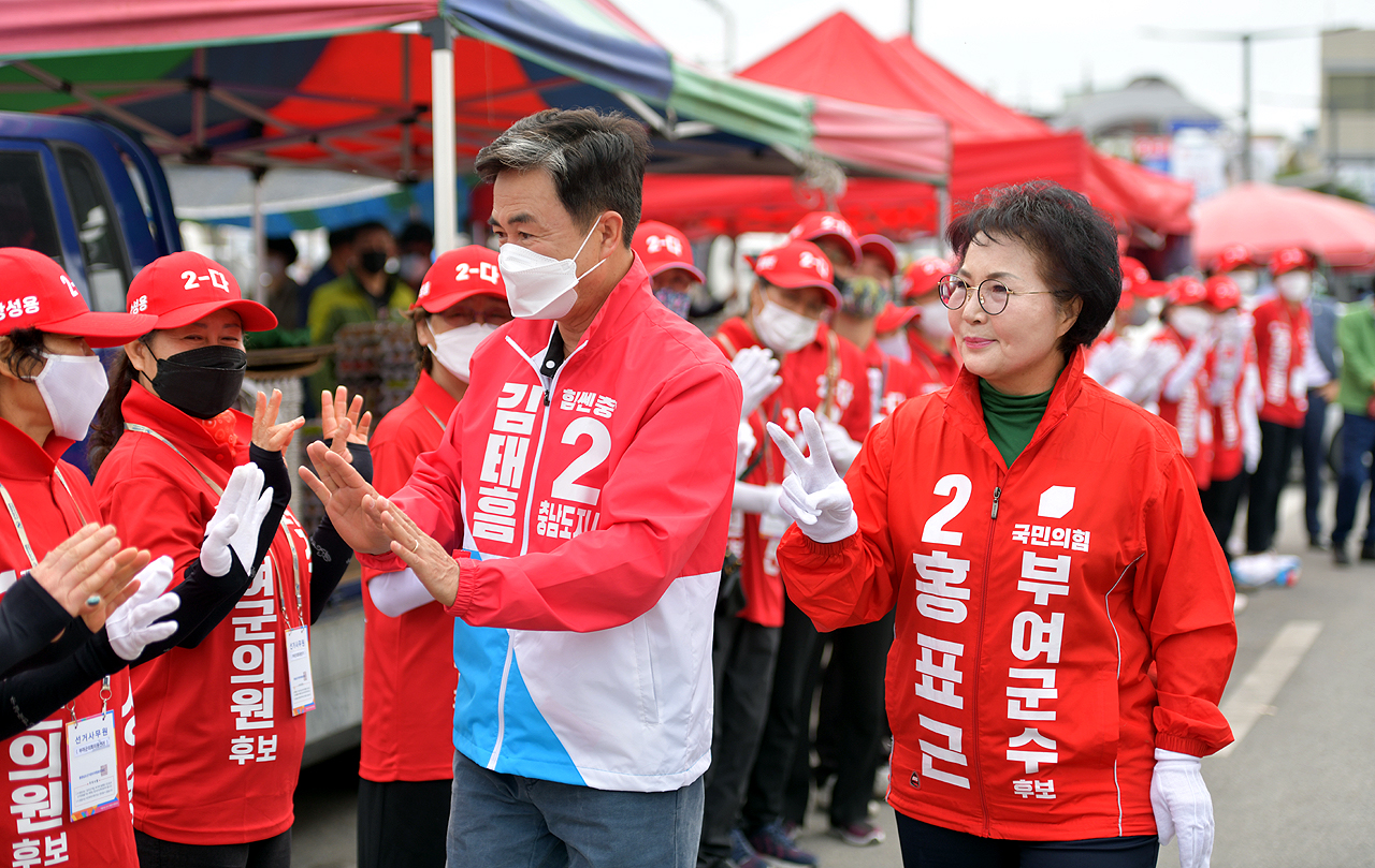 홍표근 국민의힘 부여군수 후보가 20일 부여시장에서 김태흠 충남도지사 후보를 비롯한 도·군의원 후보들과 함께 합동 유세전을 펼쳤다.