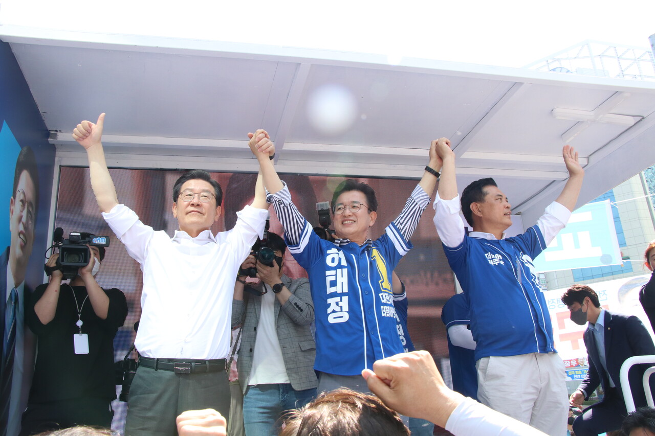 이재명 더불어민주당 총괄선대위원장(왼쪽)이 22일 대전 둔산동을 방문해 시민들을 향해 허태정 대전시장 후보(왼쪽에서 두 번째) 지지를 호소하고 있는 모습. 민주당 대전시당 제공.