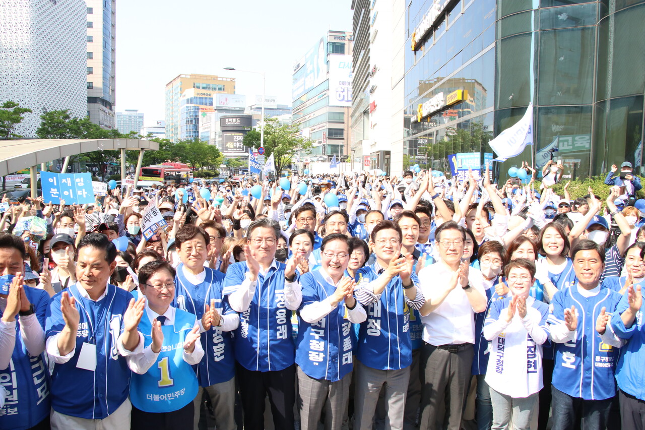 이재명 민주당 총괄선대위원장과 대전 지역 출마 후보자들 합동 유세 모습. 민주당 대전시당 제공.