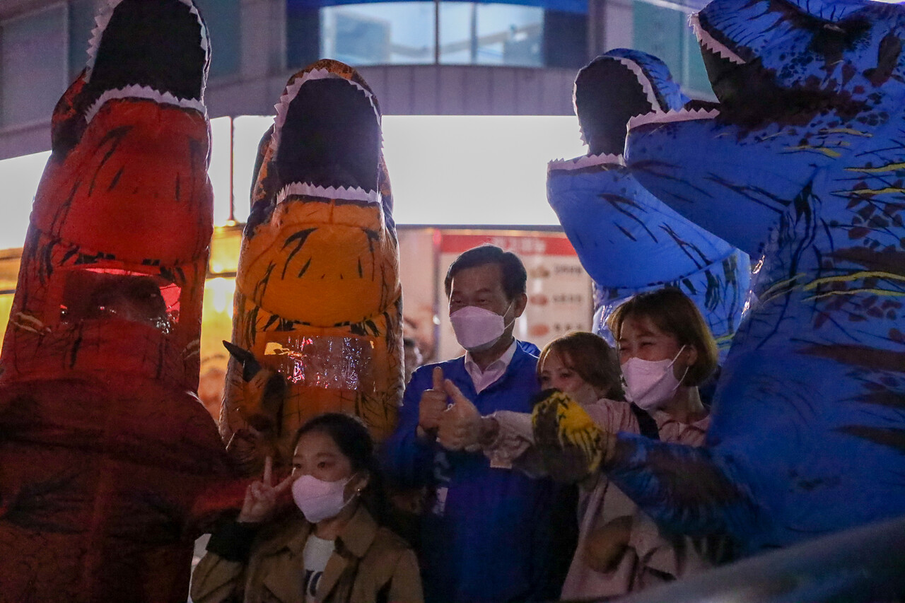 나소열 더불어민주당 보령·서천 국회의원 보궐선거 후보가 공룡 의상을 입은 선거운동원들과 함께 유세 활동에 나선 모습. 나 후보 캠프 제공. 