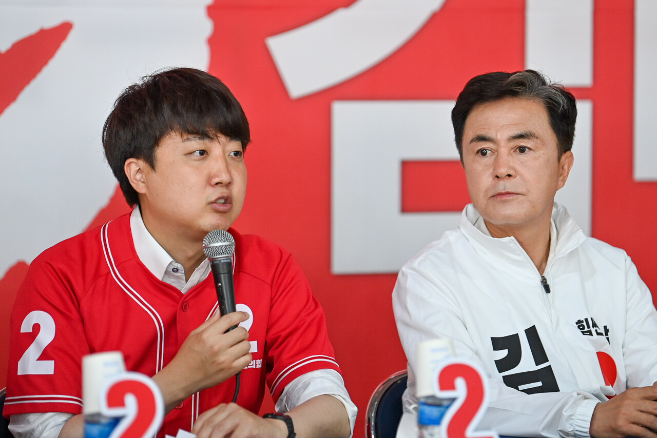 이준석 국민의힘 대표가 25일 천안시 서북구 불당동 김태흠 충남지사 후보 선거사무소에서 중앙선대위 회의를 열고 충청권 지방은행 설립 지원을 약속했다. 김 후보 캠프 제공.