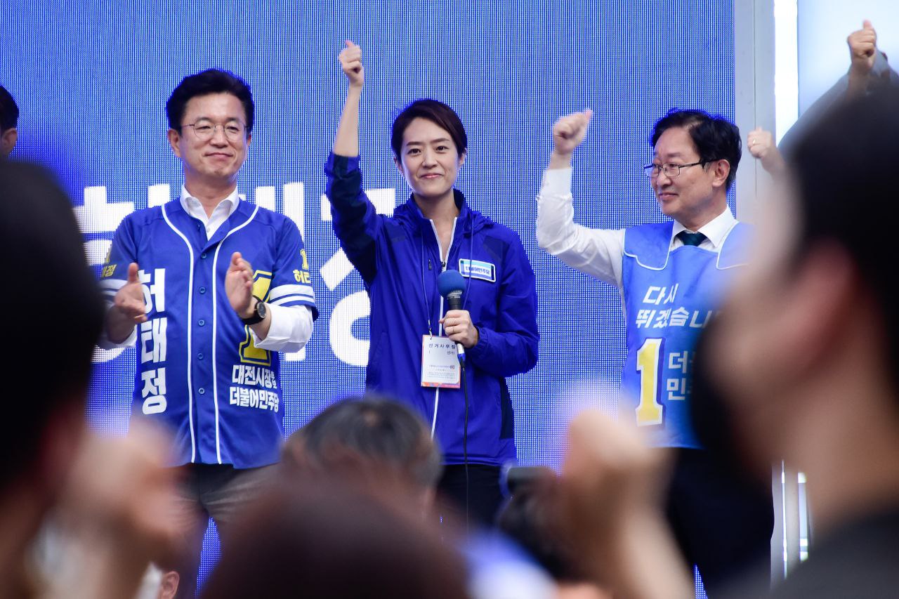 고민정 국회의원이 25일 저녁 대전 중구를 방문해 허태정 대전시장 후보에 대한 지지를 호소하고 있는 모습. 허 후보 캠프 제공.