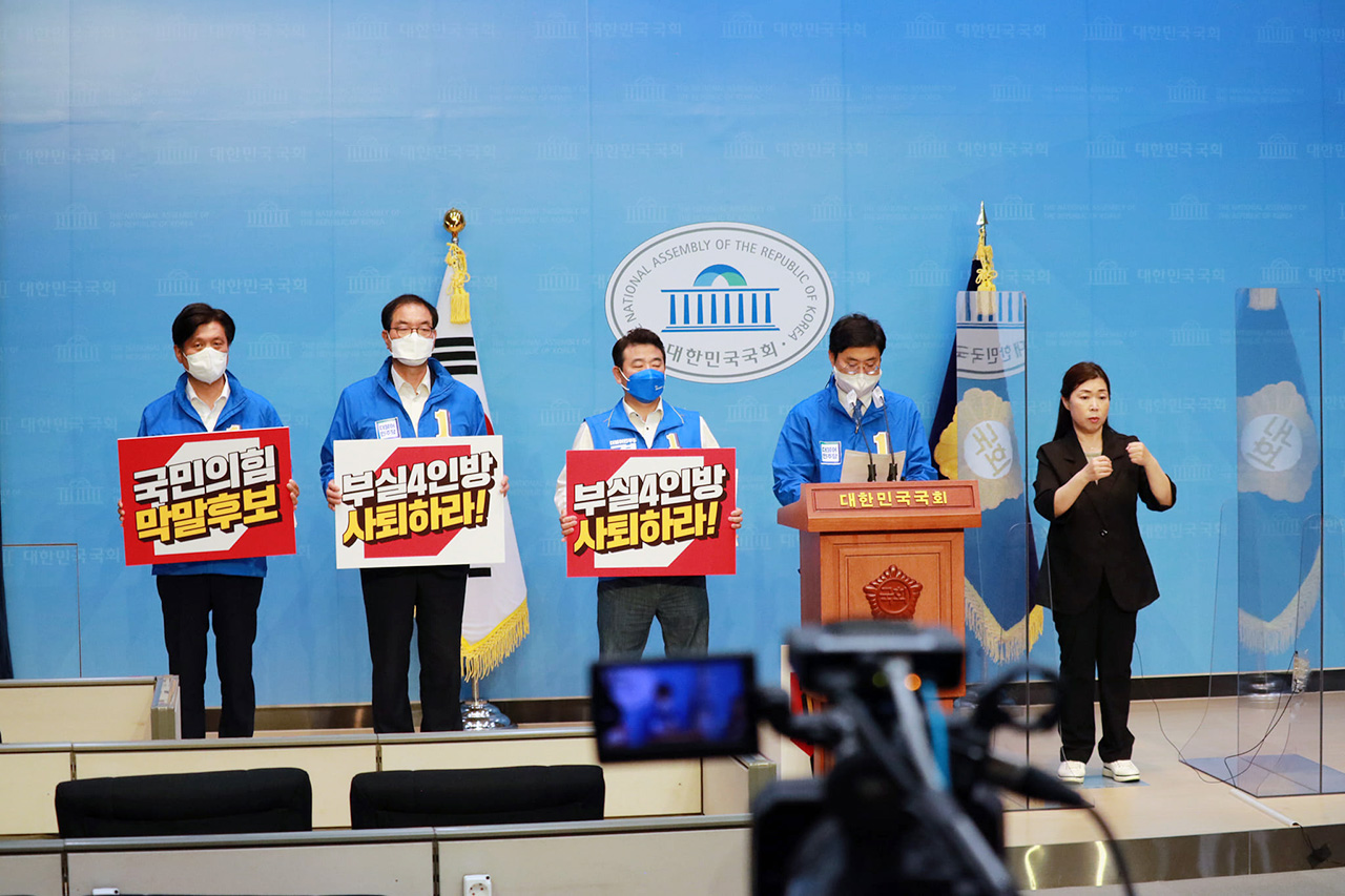 조승래·이정문 더불어민주당 국회의원은 26일 국회 소통관에서 기자회견을 갖고 국민의힘 이장우 대전시장 후보와 김태흠 충남지사 후보의 부동산과 막말 논란에 문제를 제기하며 “후보 자격이 없다”고 맹비판했다. 이정문 의원 페이스북.