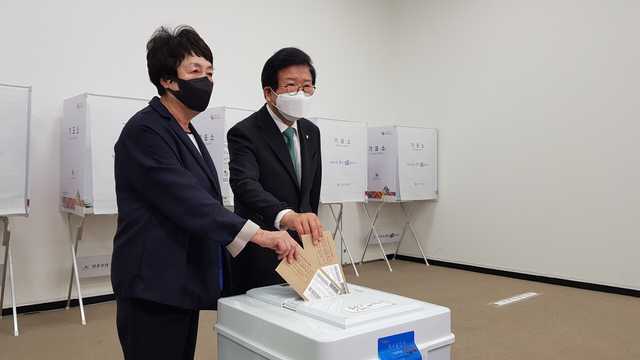27일 오전 박병석 국회의장이 배우자와 함께 투표하고 있는 모습. 박성원 기자.