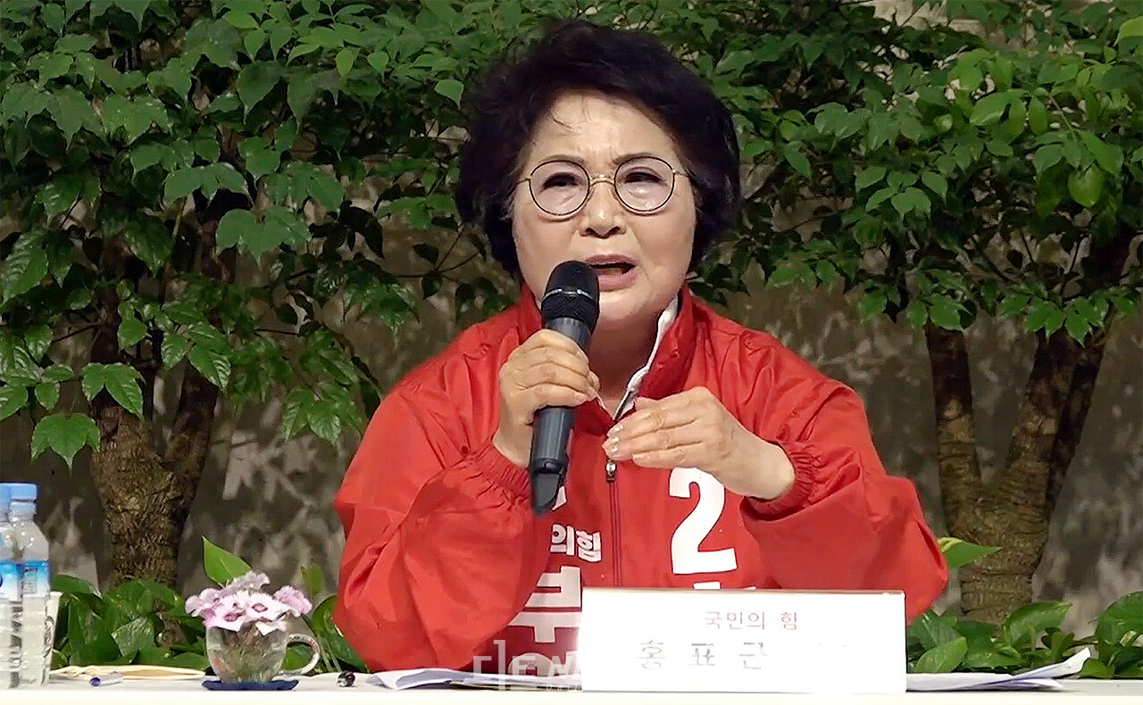 재선에 도전하는 박정현 더불어민주당 부여군수 후보가 7일 부여읍에서 선거사무소 개소식을 개최했다. 김다소미 기자. 지난 21일 부여군 기독교연합회 주관으로 열린 부여군수 후보자 초청 토론회에서 박정현 더불어민주당 후보의 '금강대교 건설 확정' 성과에 대해 허위성을 주장하고 있는 홍표근 국민의힘 후보. 독자제공.