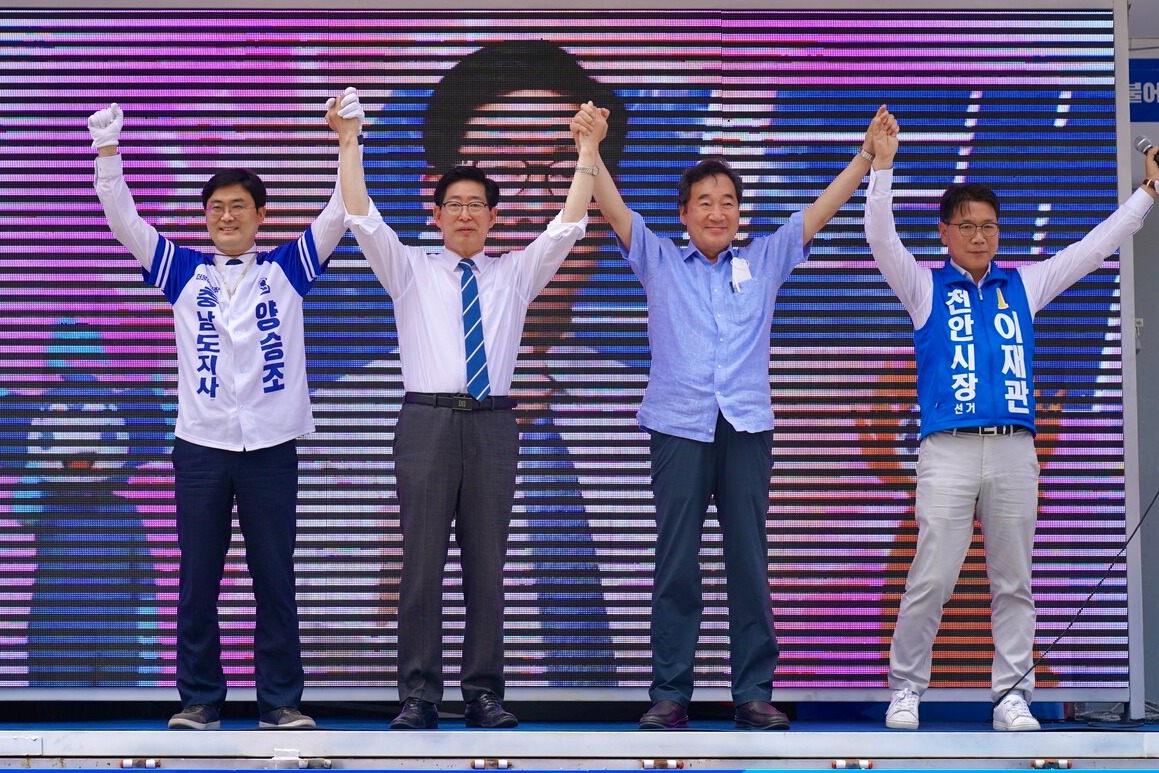 이낙연 전 국무총리는 28일 충남 천안 중앙시장을 찾아 양승조 더불어민주당 충남지사 후보 지원사격에 나섰다. 양 후보 캠프 제공.