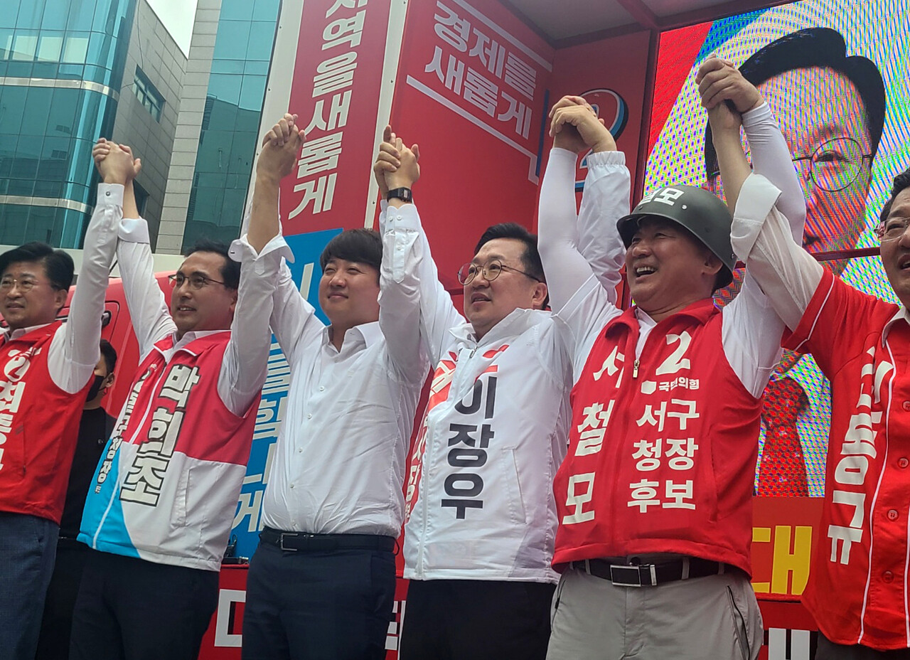 30일 오전 11시 대전 서구 둔산동 갤러리아 앞 합동 유세 현장 모습. 이준석 국민의힘 당대표(왼쪽에서 3번째)와 이장우 대전시장 후보(왼쪽에서 4번째), 구청장 후보들이 손을 맞잡고 지지를 호소하고 있다. 한지혜 기자.