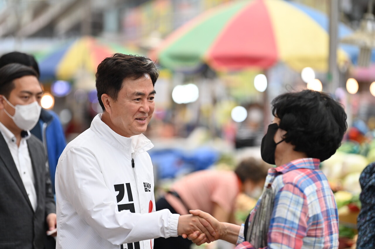김태흠 국민의힘 충남지사 후보가 지난 28일 천안 중앙시장을 돌며 거리유세에 나섰다.  김 후보 캠프 제공.
