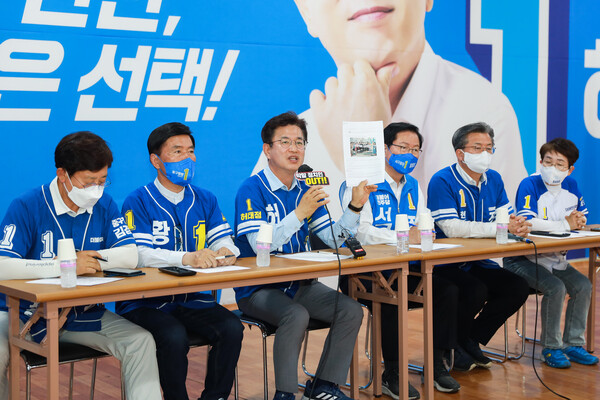 대전 더불어민주당 지방선거 후보자들이 30일 오후 합동 기자회견을 열고 추가 공약을 발표하는 등 막판 표심 획득에 나서고 있다. 사진은 기자회견 모습. 허태정 후보 캠프 제공.