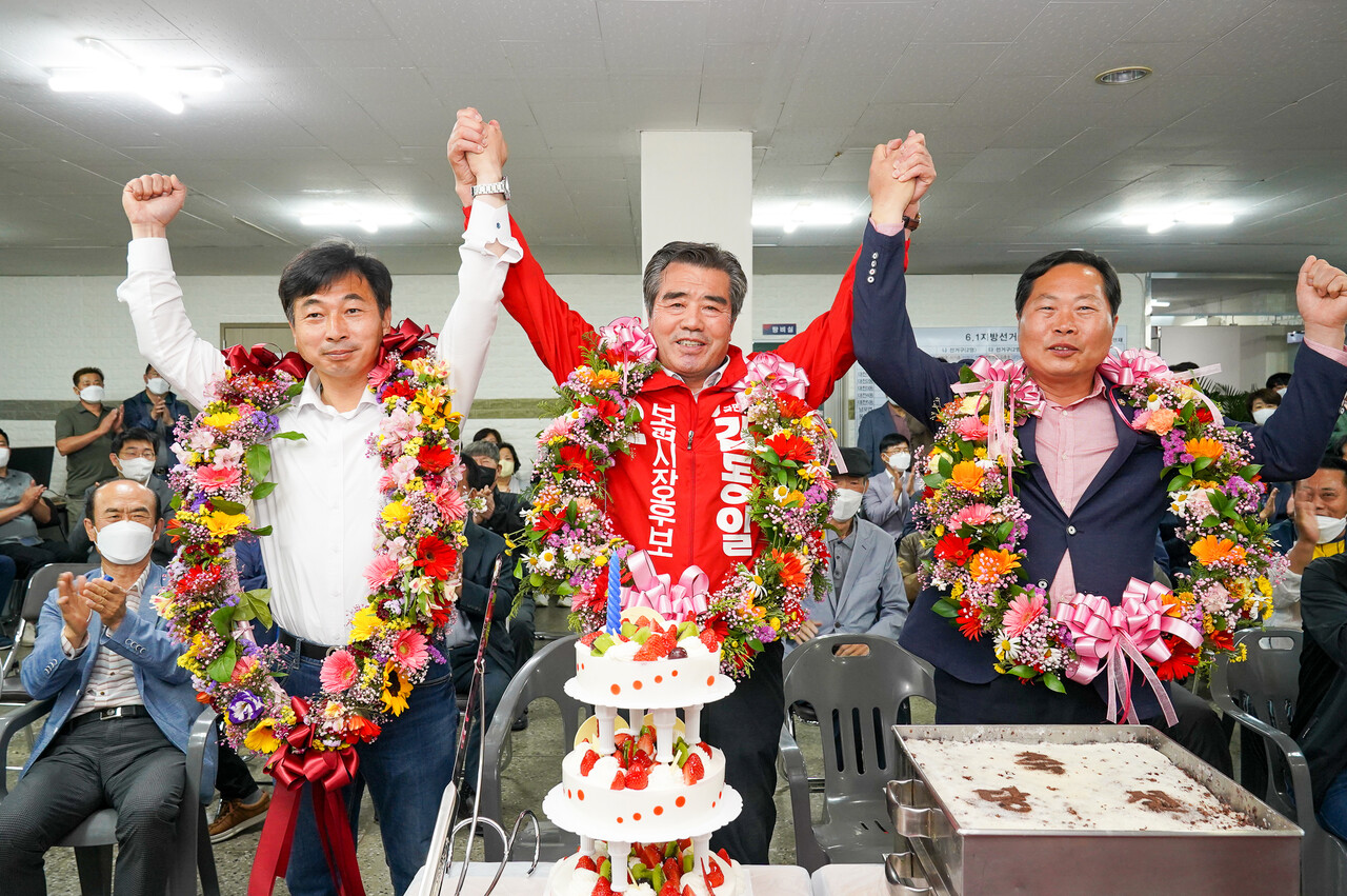 김동일 국민의힘 보령시장 후보가 2일 오전 2시 15분 기준 43.83%가 개표된 가운데 54.72%를 얻어 당선을 확실시 했다. 김 후보 캠프 제공.