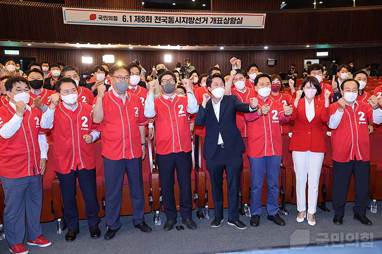 이준석 당 대표와 권성동 원내대표 등 국민의힘 지도부가 지난 1일 밤 서울 여의도 국회 도서관 강당에 마련된 지방선거 및 국회의원 재보궐선거 개표 상황실에서 출구조사와 개표 상황을 지켜본 뒤 환호하고 있다. 국민의힘 홈페이지.