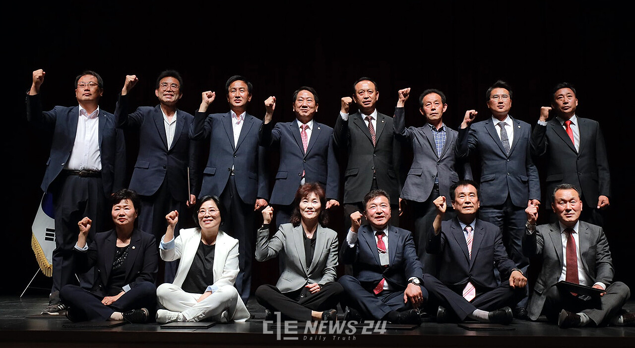6·1 제8회 전국동시지방선거 예산지역 당선자들이 당선증 교부식 이후 기념촬영을 하고 있다. 최재구 당선인 페이스북 갈무리.