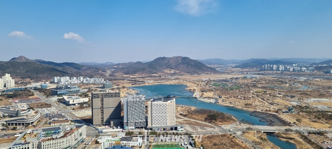 세종시 미래 문화·관광 산업벨트이자 국회 세종의사당과 대통령 집무실 등이 자리잡을 핵심 공간인 중앙녹지공간 일대 전경. 이희택 기자. 